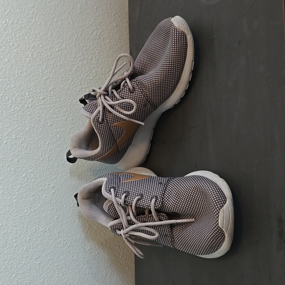 Nike Roshe One Women's Running Shoes Grey and Gold Size 7 - Picture 1 of 8
